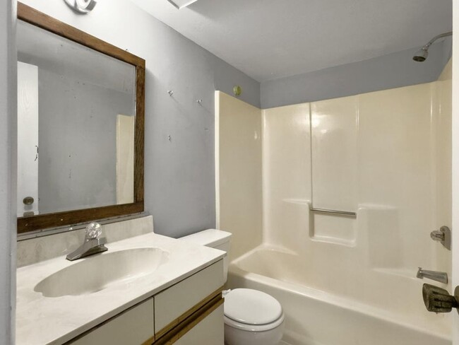 Building Photo - 2 BA/2 BR Condo in West Ashley