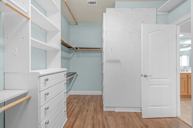 Building Photo - Luxury Living with Saltwater Pool, Florida Room & Generator