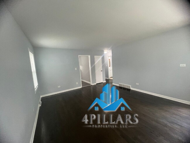 Building Photo - "Charming 2-Bedroom Gem with Finished Basement & Gleaming Hardwood Floors in Hammond!"