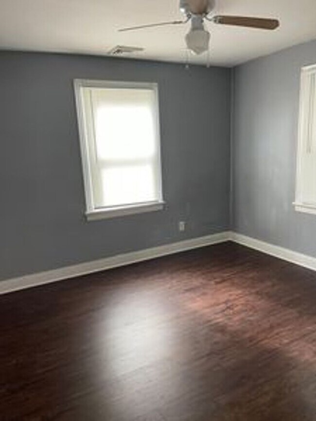 Building Photo - 3 Bed 1 Bath House with Huge Yard!