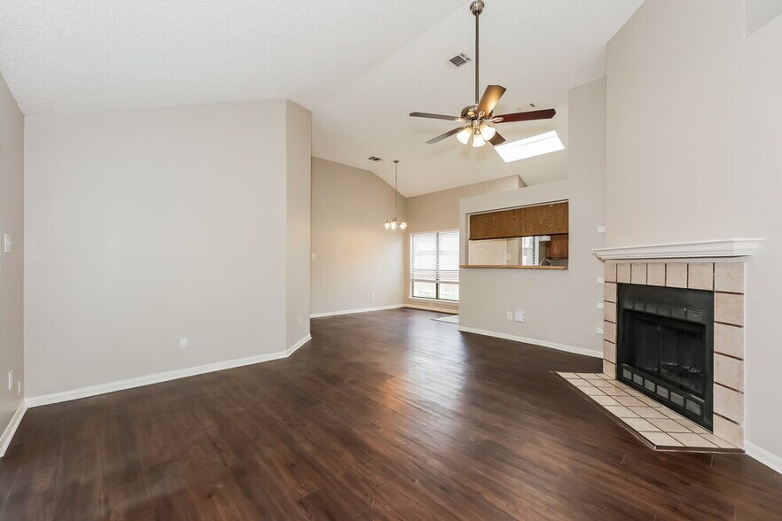 Building Photo - 4747 Poppy Dr E
