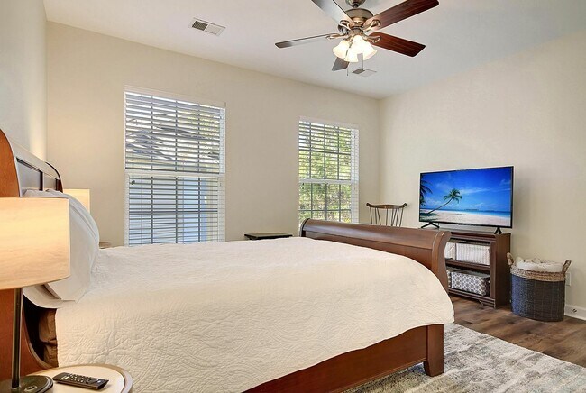 Building Photo - 148 Golfview Ln