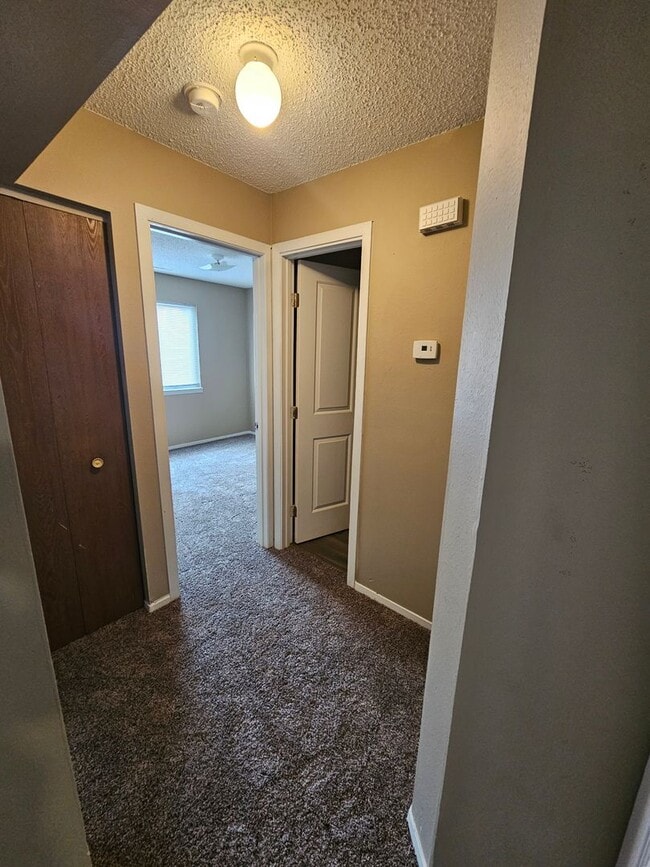 Building Photo - Great Fourplex LowerUnit!