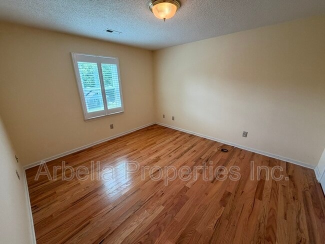 Building Photo - 215 Radford Dr