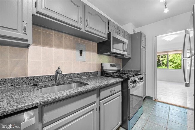 Building Photo - 4201 Cathedral Ave NW