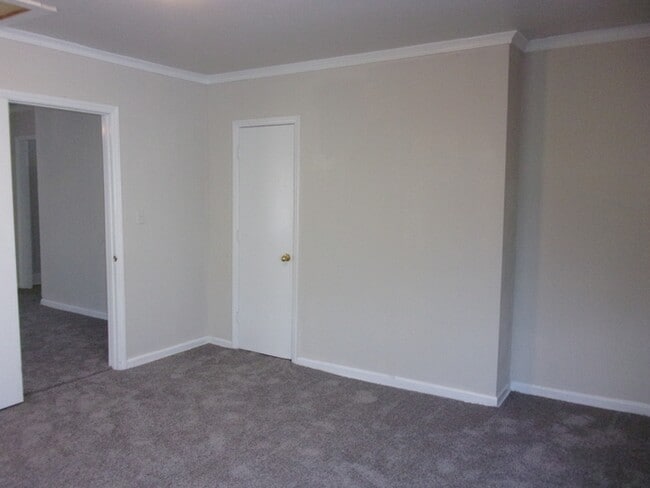 Building Photo - 526 Leslie St