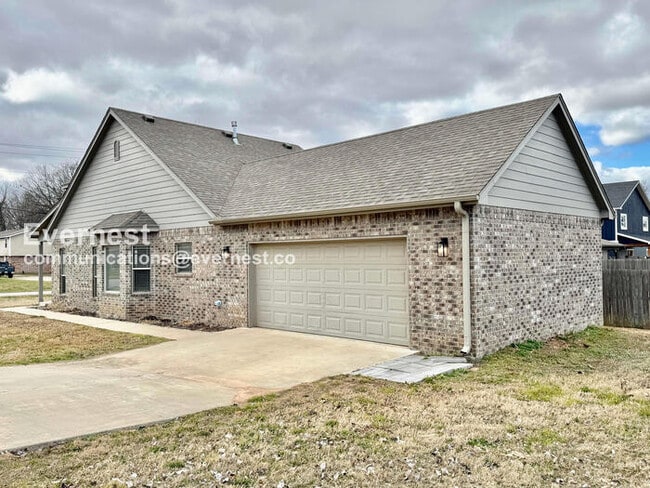 Building Photo - 3 Bed, 2 Bath Home with Garage / Pet-Friendly / Available Now!