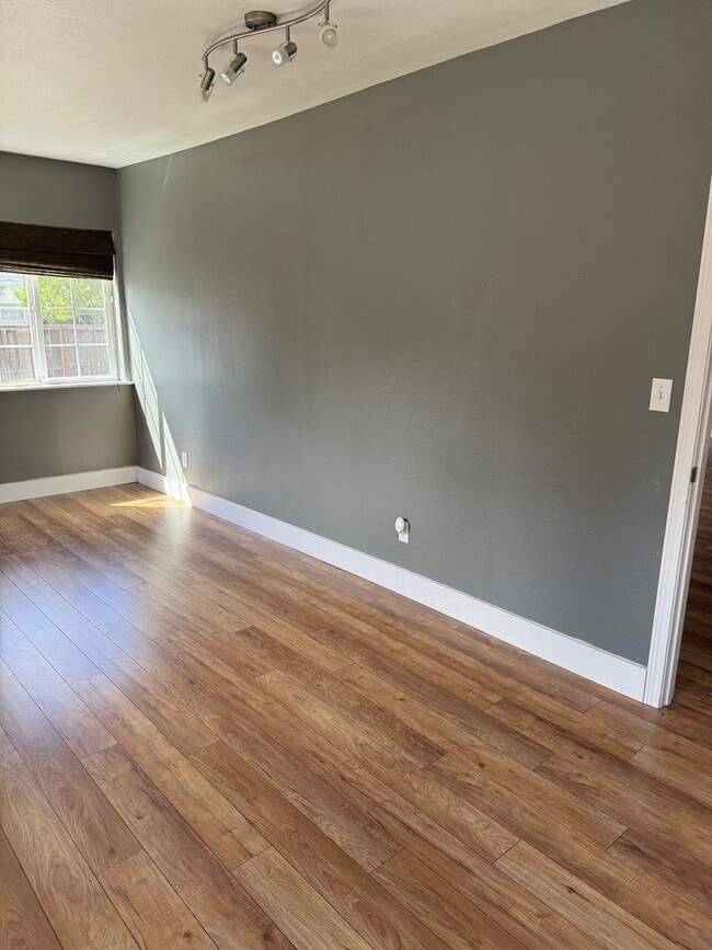 Building Photo - Unique, spacious 5-bdrm/3-bath Craftsman w...