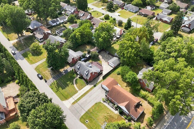 Building Photo - 912 Beechwood Rd