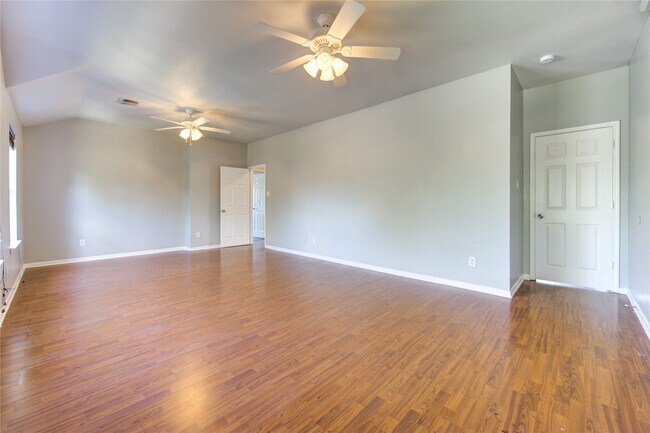 Building Photo - 5527 Gatesprings Ln