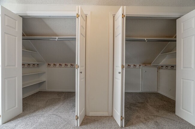 Building Photo - Beautiful 4BR Home Near UofA Campus! Lawn Care Included