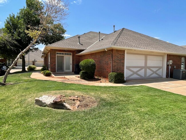 Building Photo - Great 3 Bed 2 Bath Duplex in a Gated Neighborhood!!