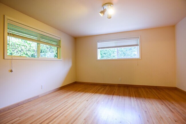 Building Photo - Beautiful 4 bedroom plus office home in Ballard