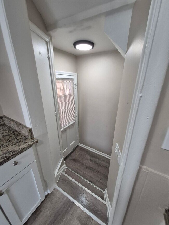 Building Photo - Updated 3-Bedroom Home – We Welcome Sectio...