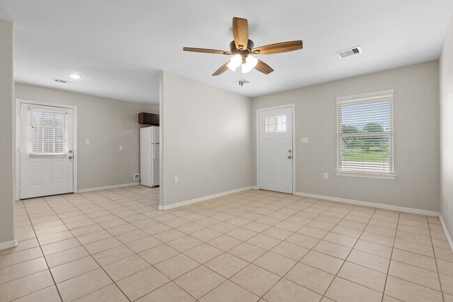 Building Photo - 119 S Bend Ct