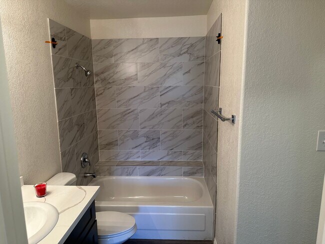 Building Photo - SW!! 2 Bedroom Condo!! 1st Floor!! Newly r...