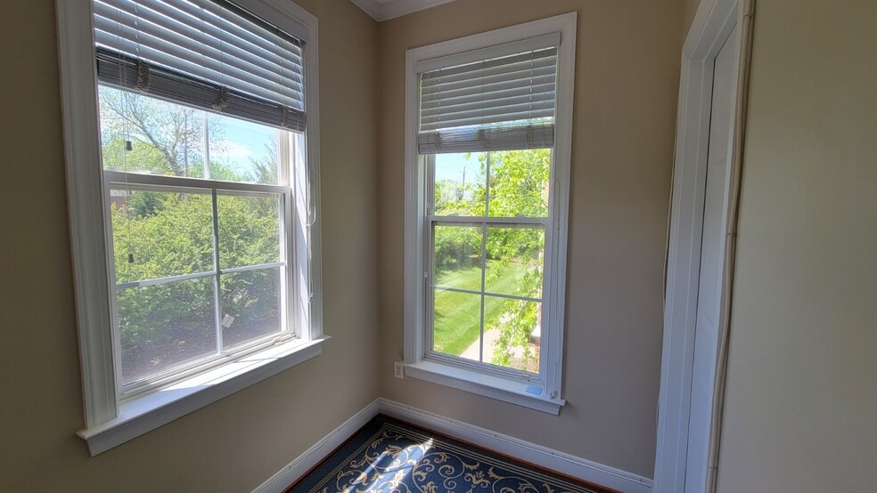 Reading nook - 222 Herndon Station Sq