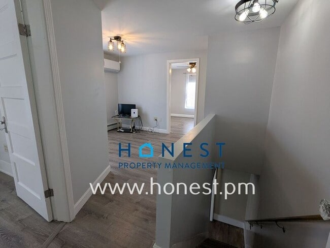 Building Photo - 162 College Ave