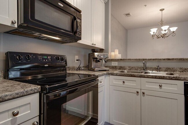 Building Photo - 8231 Lenox Creekside Dr