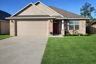 Building Photo - Spacious Open-Concept Home with New Fenced Backyard