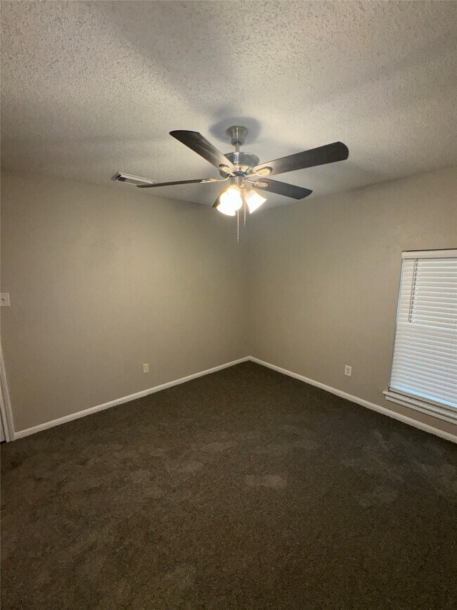 Building Photo - 723 Cherry Valley Dr