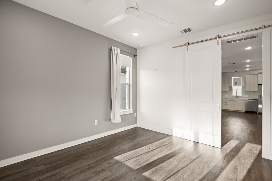 Building Photo - 2624 Metcalfe Rd