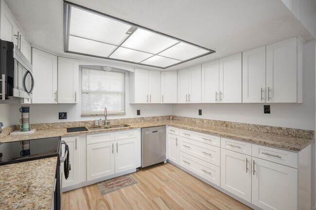 Building Photo - Charming 3?Bed,?2?Bath Home in Apollo Beac...