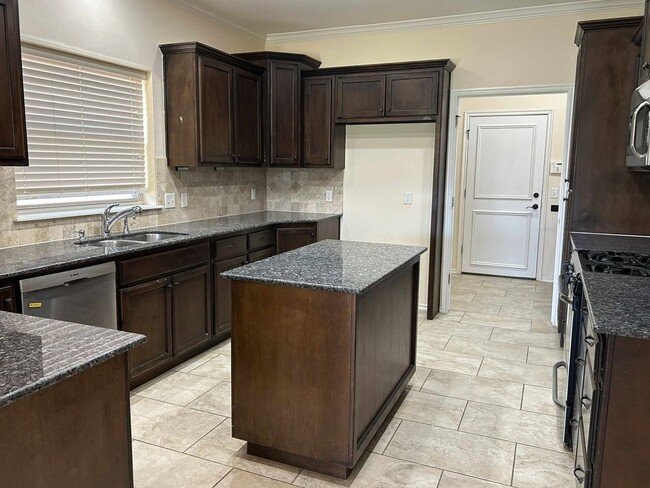 Building Photo - Elegant Living in the Heart of OKC – Impec...