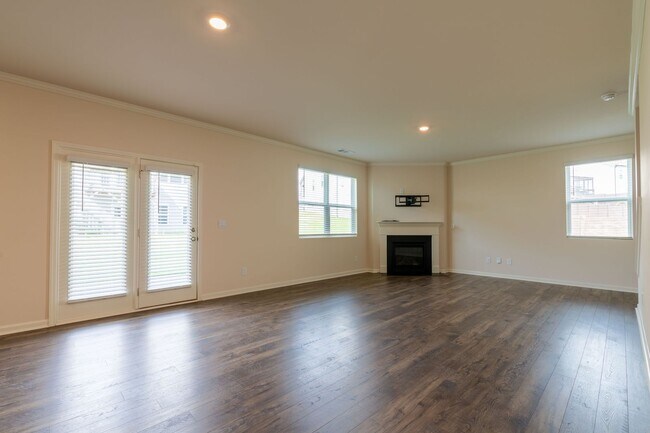 Building Photo - Spacious Family Home for Rent in Fairburn,...