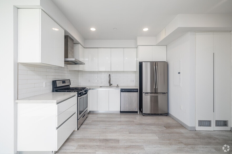 2BR, 2BA - 935SF - Kitchen - 941 Fedora St