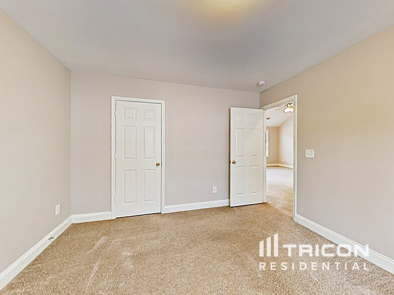 Building Photo - 2309 Saluda Dr