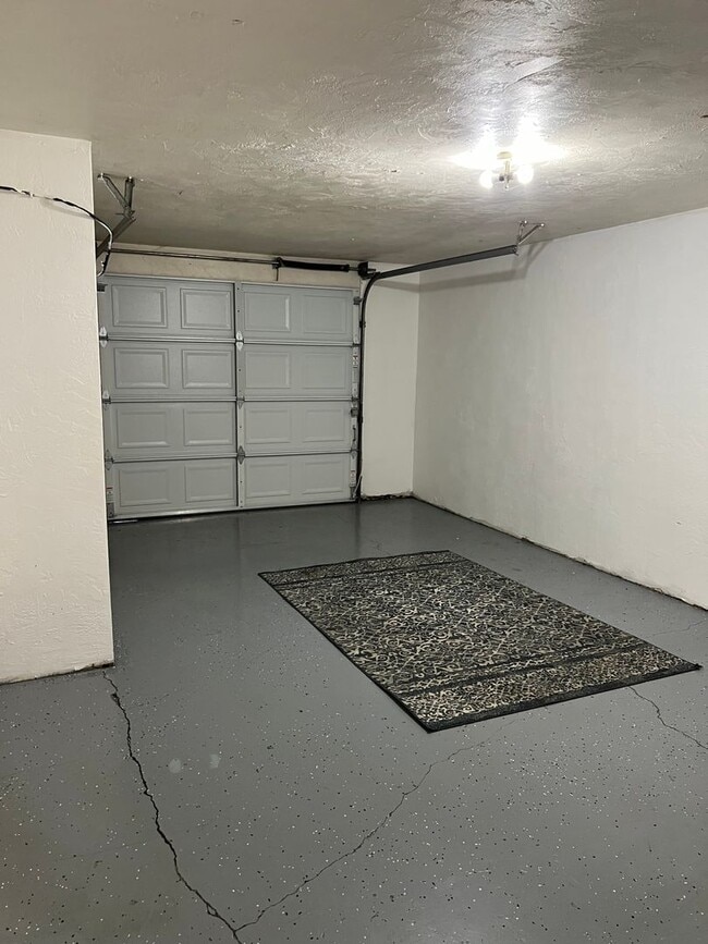 Building Photo - 2 bed 1 1/2 bath duplex in Springfield!