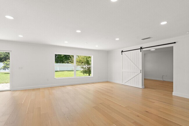 Building Photo - 5947 Ridge Lake Cir