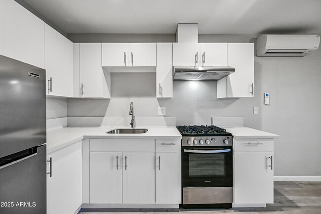 Building Photo - 3025 N 32nd St
