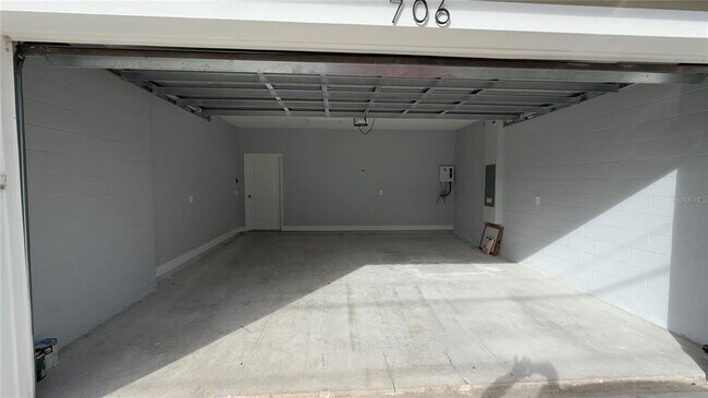 Building Photo - 706 S Thacker Ave