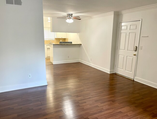 Building Photo - Beautiful 2 Bed/2 Bath with Hardwood Floors, Central Air Conditioning, Stainless Steel Appliances...