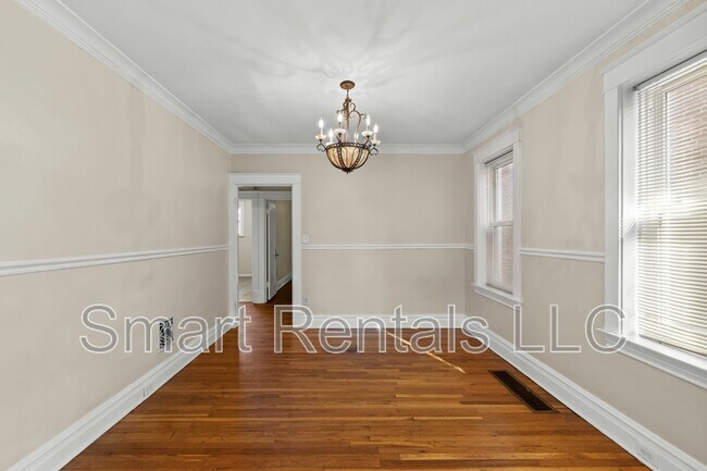 Building Photo - 5065 Lindenwood Ave