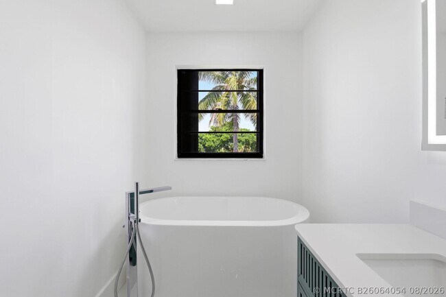Building Photo - 1222 Hillsboro Mile