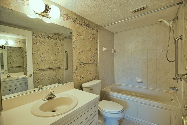 Building Photo - Annual Unfurnished 2 Bedroom 2 Bathroom Fi...