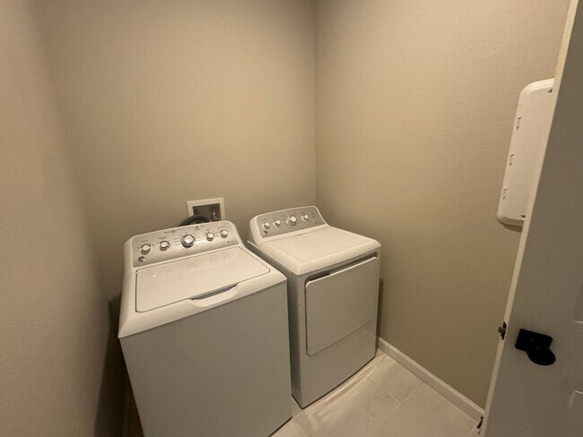 Building Photo - Where Modern Comfort Meets 4BD/3BA Hometown Charm — Your Story Begins in Okahumpka! FULLY-FENCED!...