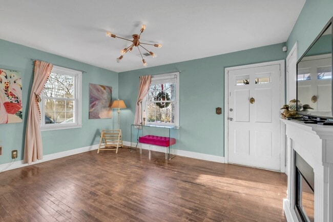 Building Photo - Available in March. Nashville 2 BED charming cottage for rent. Renovated with darling details and...