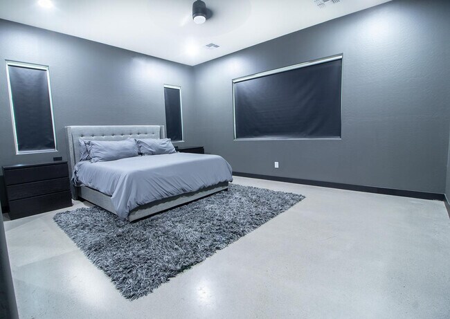 Building Photo - 14144 W Smoketree Dr