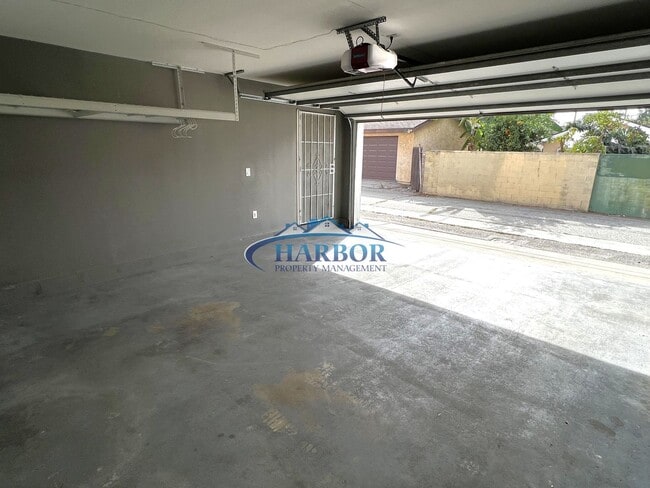 Building Photo - Charming Downey Duplex with Upgrades and Two-Car Garage