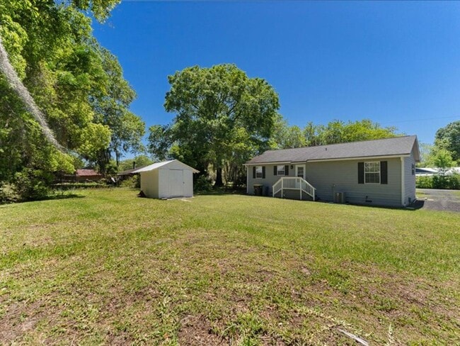 Building Photo - Charming 3 Bedroom Renovated Retreat: Cozy...