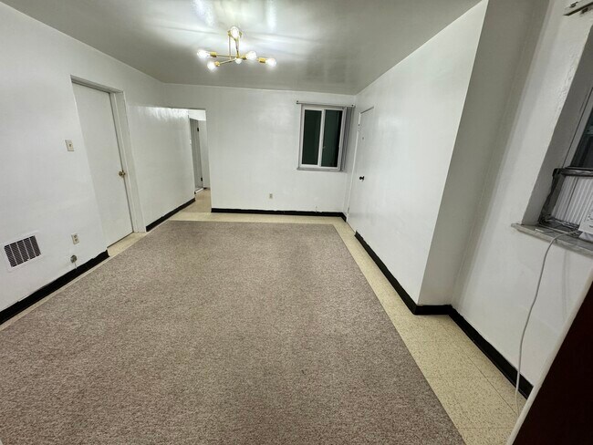 Building Photo - 8 Oakland Sq