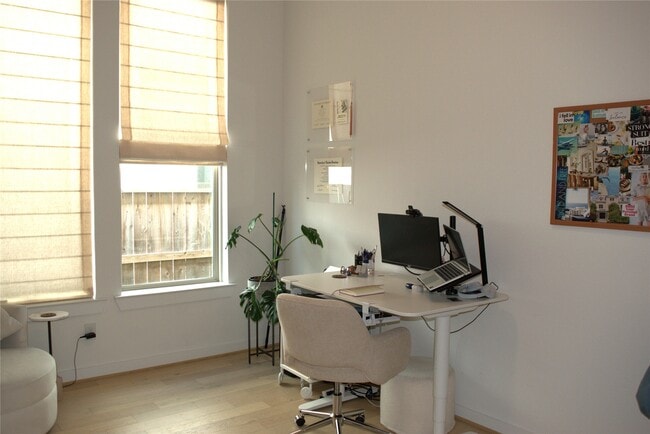 Building Photo - 3030 Lantana Trl
