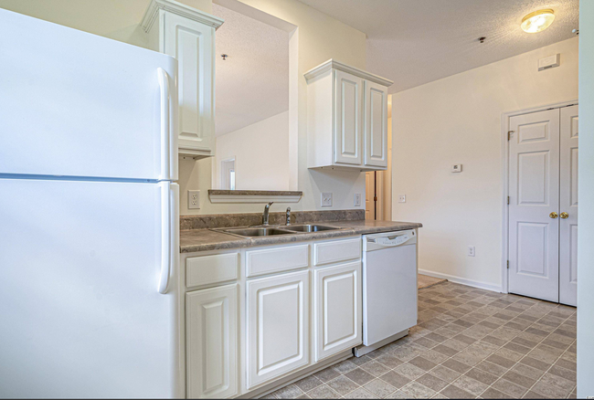 Kitchen sink area - 2090 Cross Gate Blvd