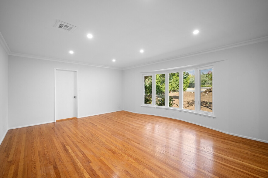 Building Photo - 685 Rim Rd