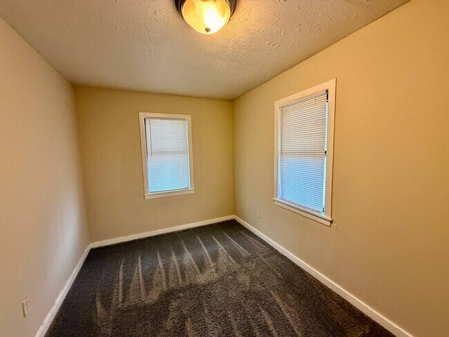 Building Photo - 1325 W 24TH St S