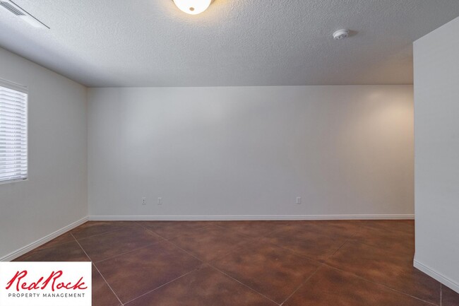 Building Photo - DOG-FRIENDLY 3 Bedroom Townhome with INTER...